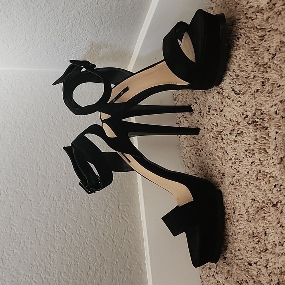 Black Platform Pumps